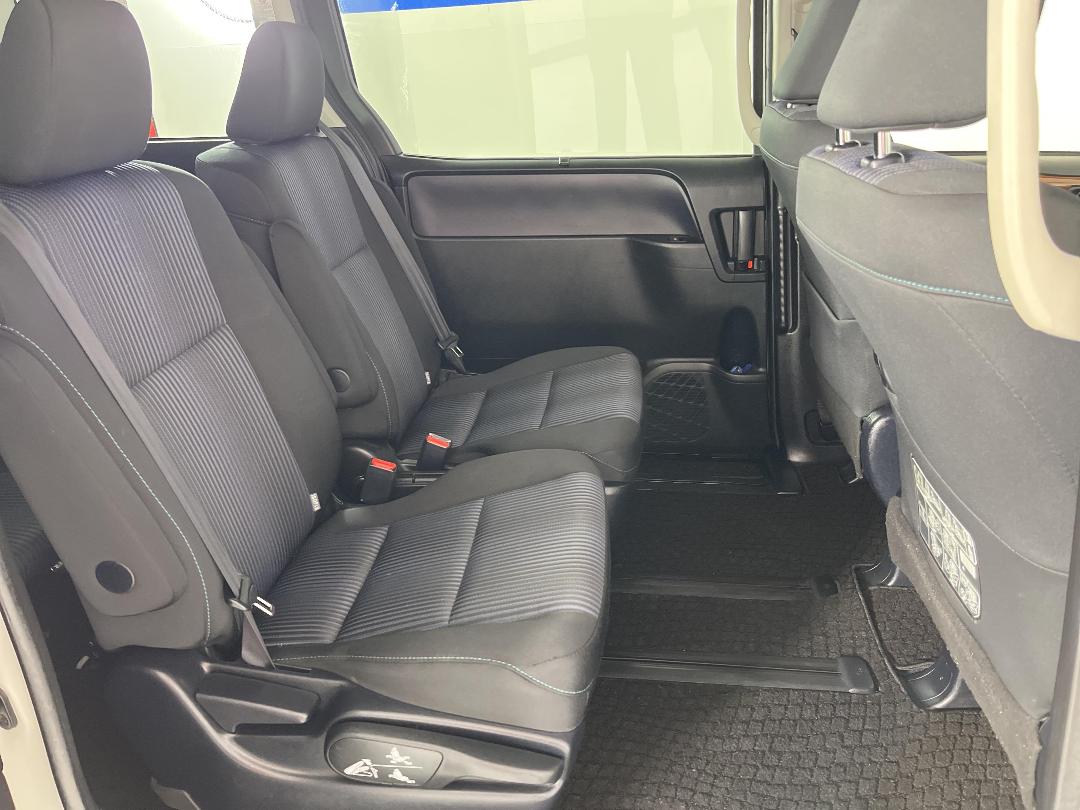 Photo '19' of Toyota Voxy Photo '19' of Toyota Voxy