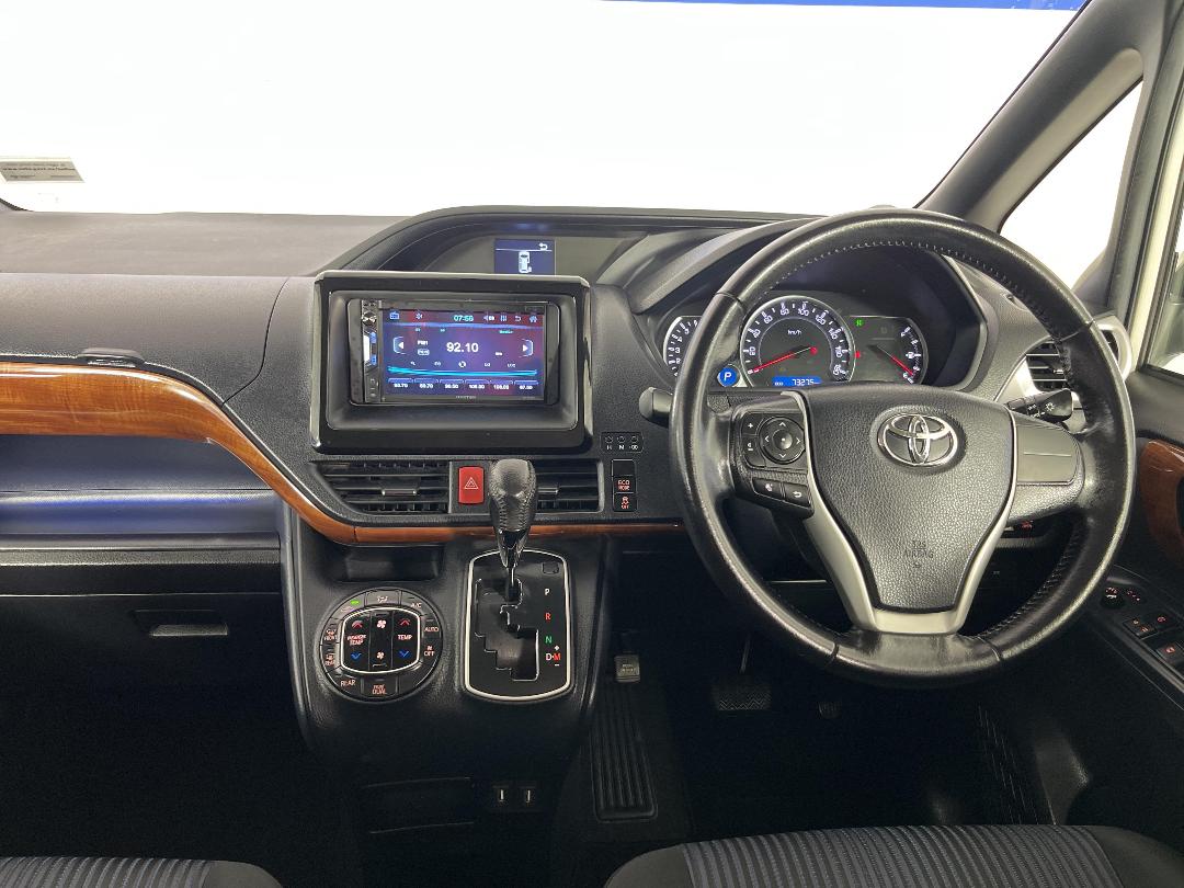 Photo '17' of Toyota Voxy Photo '17' of Toyota Voxy