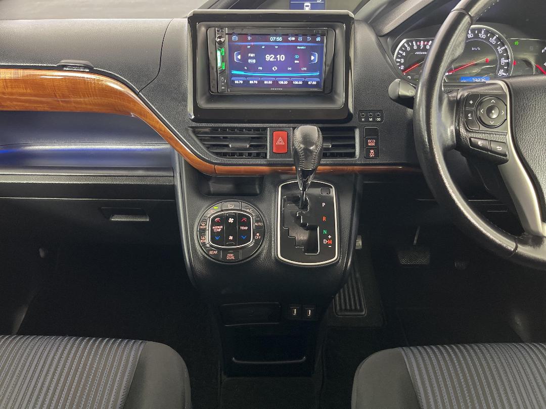 Photo '18' of Toyota Voxy Photo '18' of Toyota Voxy