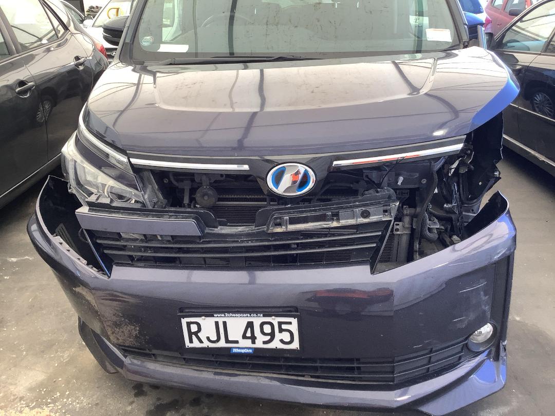 Photo '3' of Toyota Voxy Photo '3' of Toyota Voxy