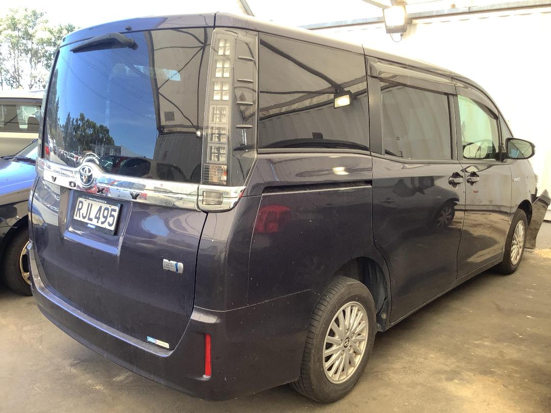 Photo '5' of Toyota Voxy Photo '5' of Toyota Voxy