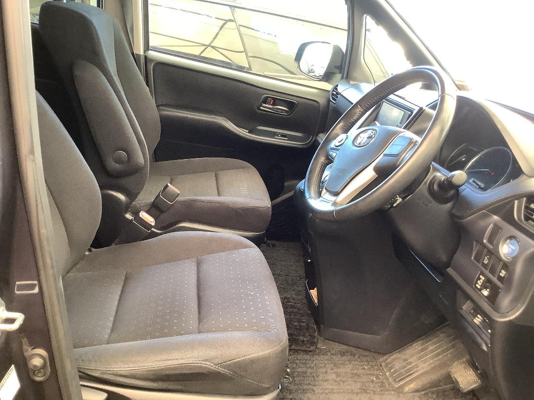 Photo '11' of Toyota Voxy Photo '11' of Toyota Voxy