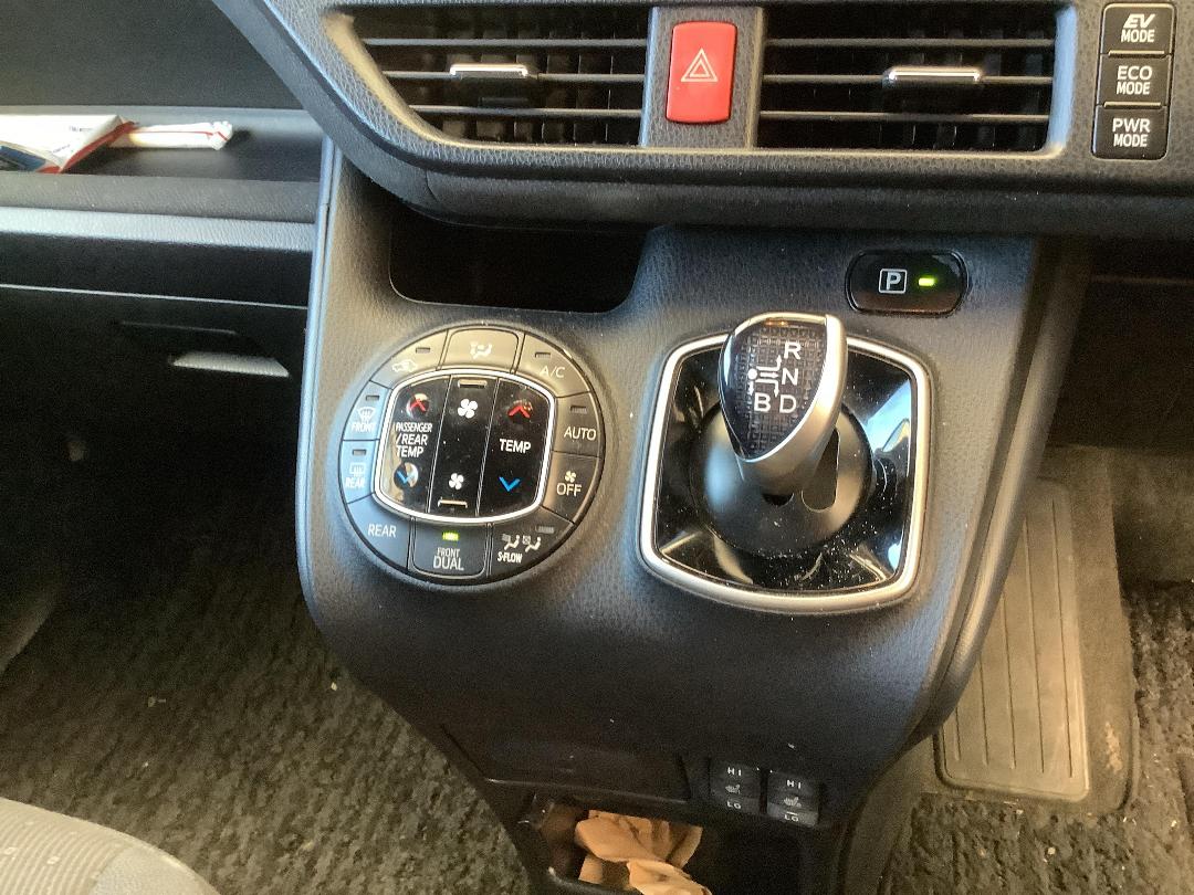 Photo '17' of Toyota Voxy Photo '17' of Toyota Voxy