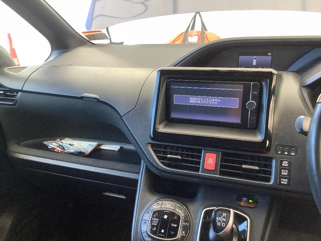 Photo '18' of Toyota Voxy Photo '18' of Toyota Voxy