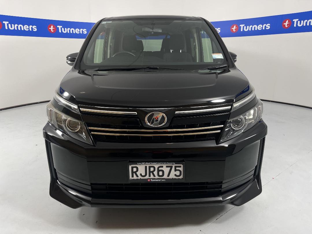 Photo '2' of Toyota Voxy