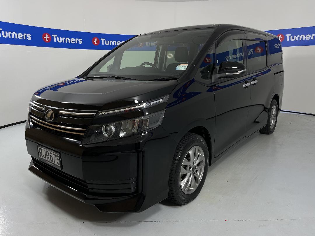 Photo '4' of Toyota Voxy