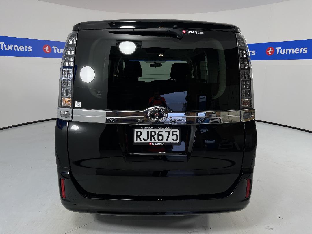 Photo '6' of Toyota Voxy