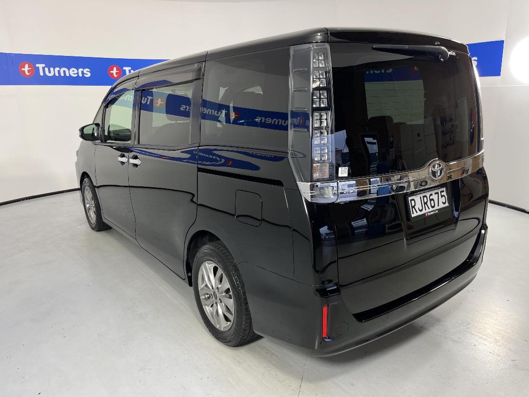 Photo '5' of Toyota Voxy