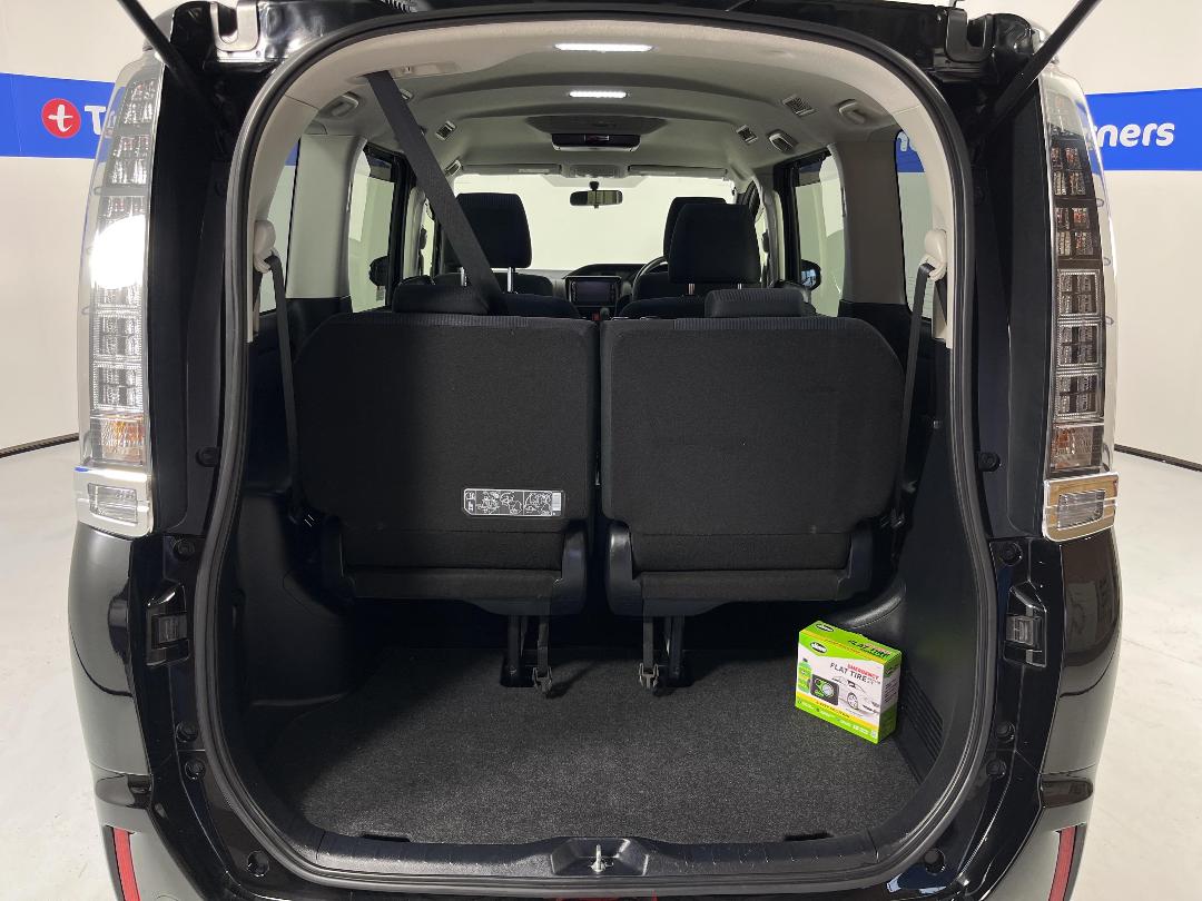 Photo '14' of Toyota Voxy