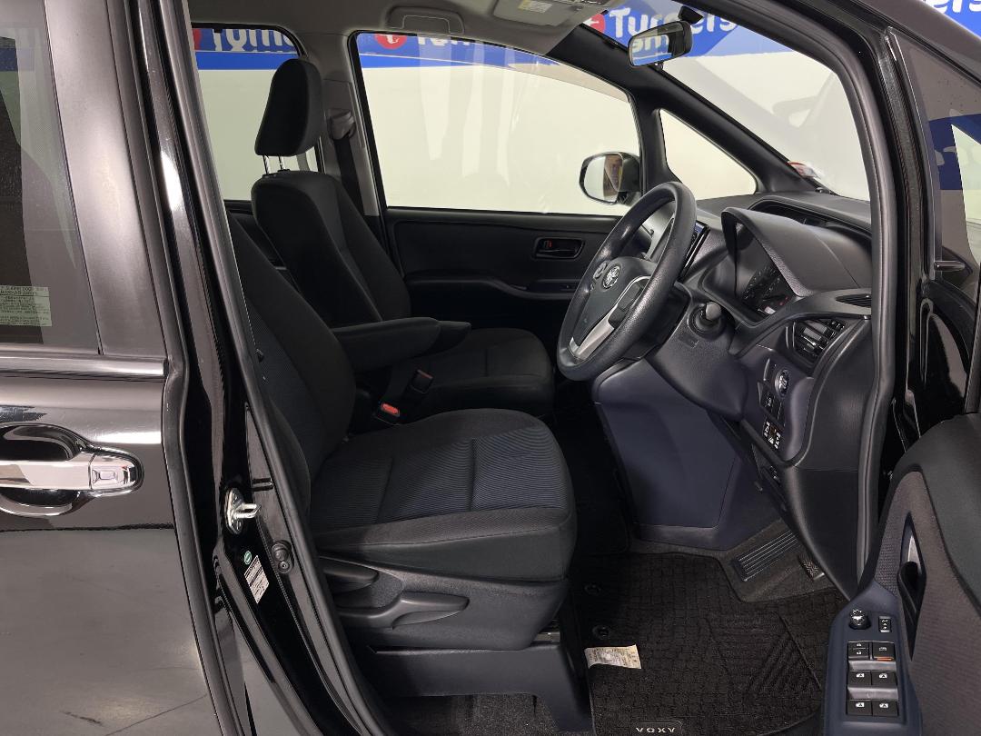 Photo '16' of Toyota Voxy