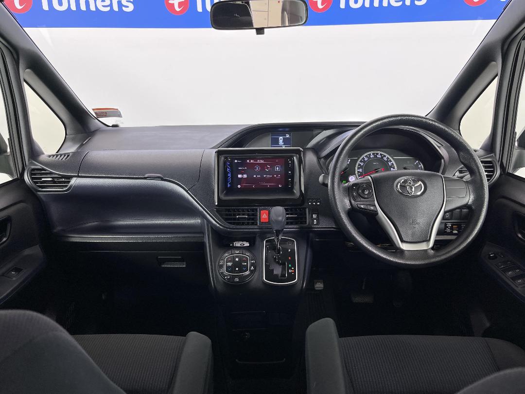 Photo '17' of Toyota Voxy