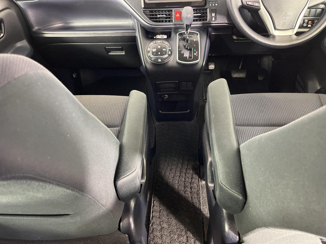 Photo '18' of Toyota Voxy