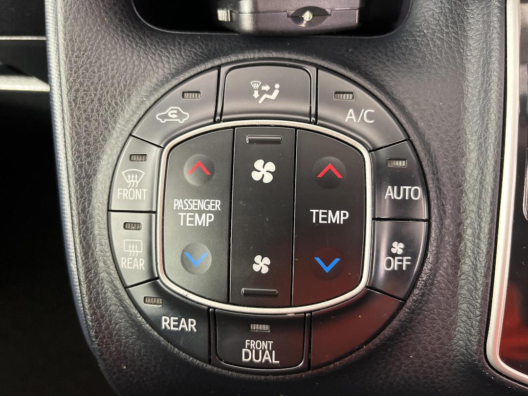 Photo '24' of Toyota Voxy