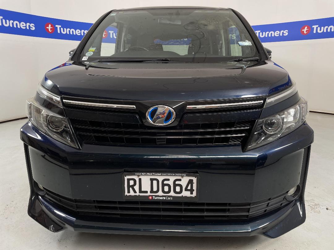 Photo '2' of Toyota Voxy