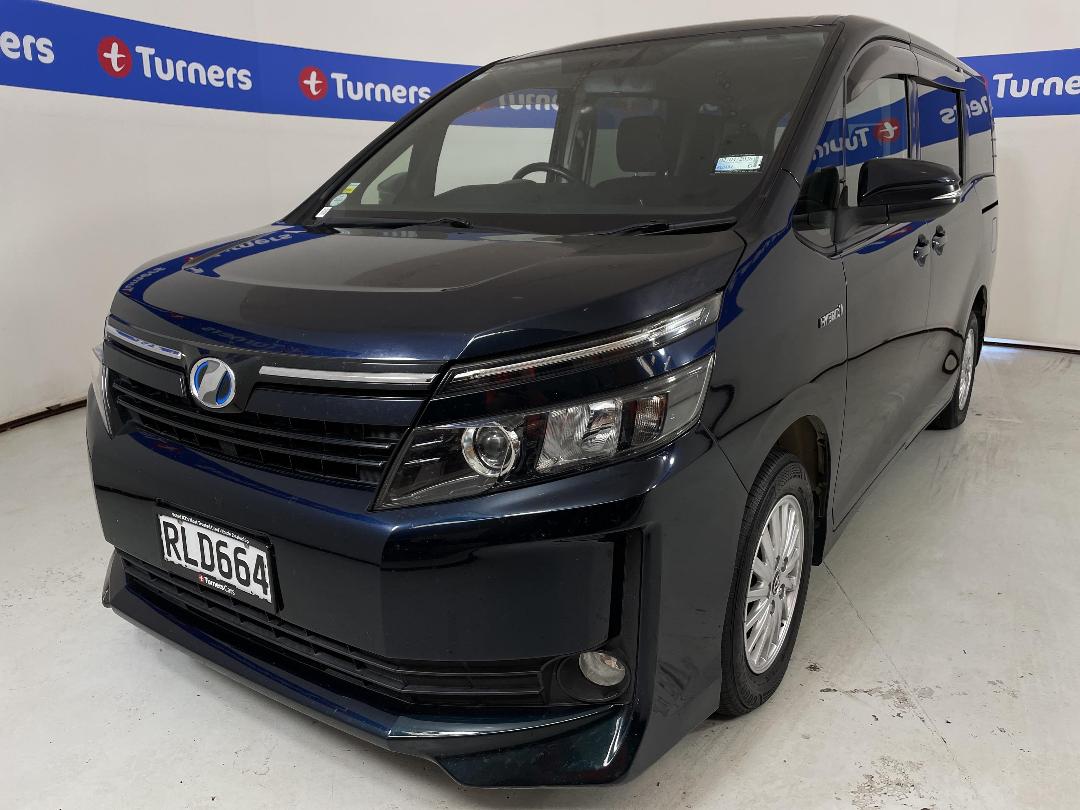 Photo '4' of Toyota Voxy