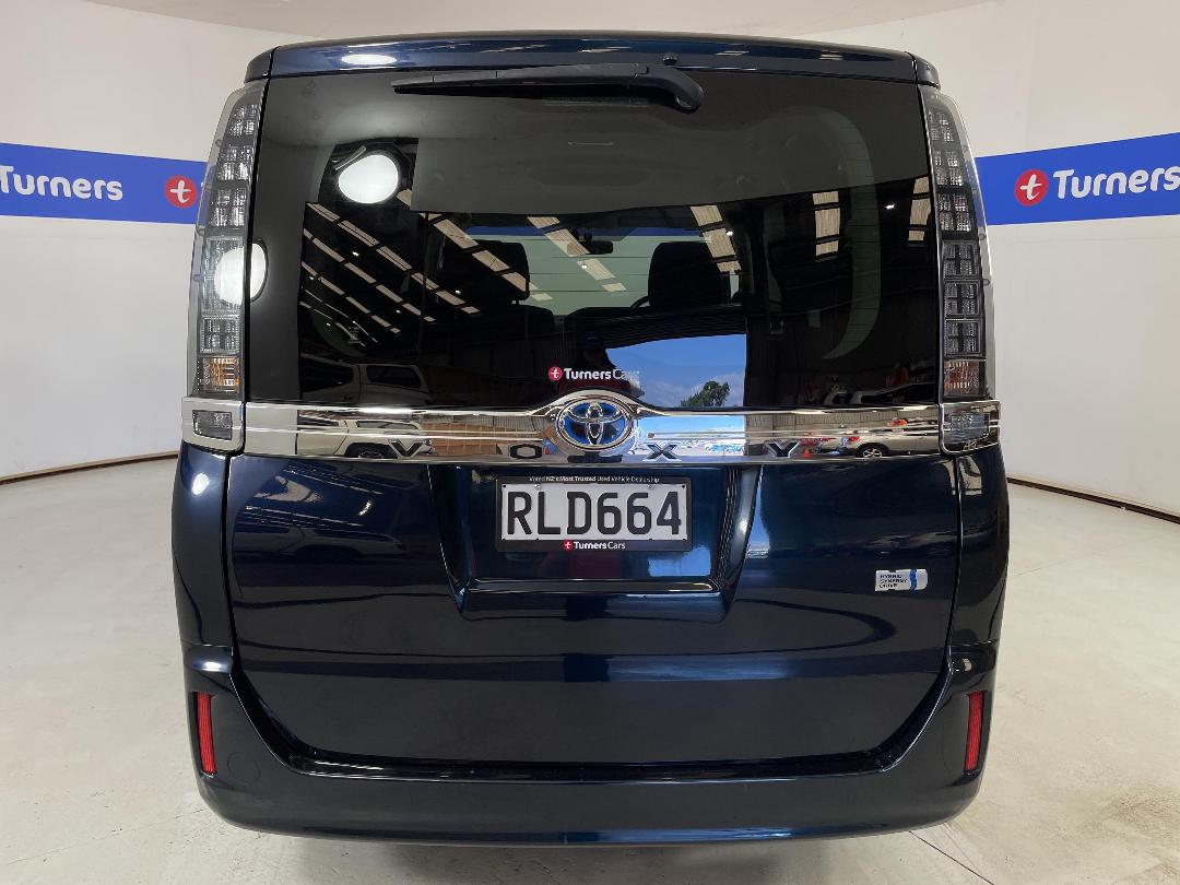 Photo '6' of Toyota Voxy