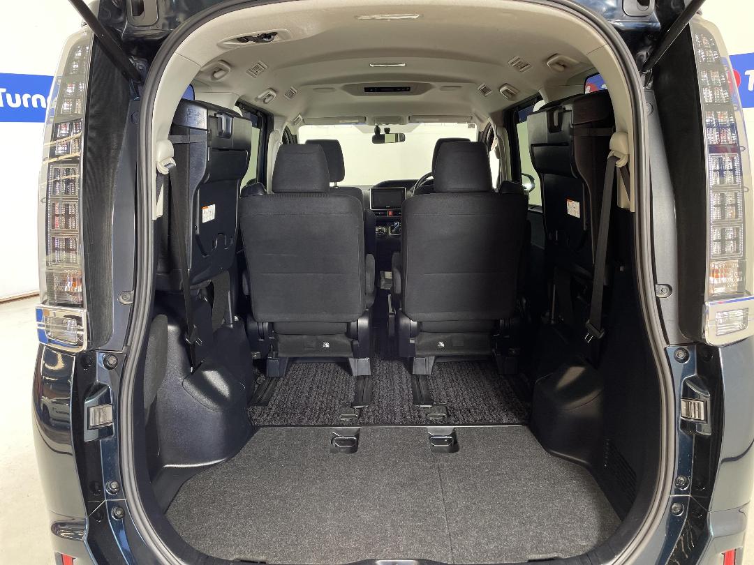 Photo '14' of Toyota Voxy