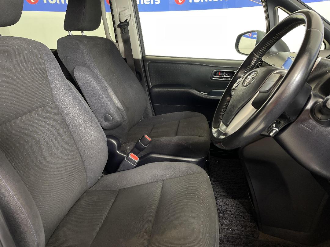 Photo '16' of Toyota Voxy