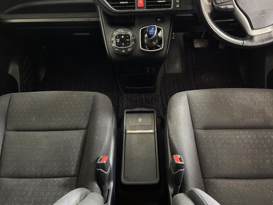 Photo '18' of Toyota Voxy