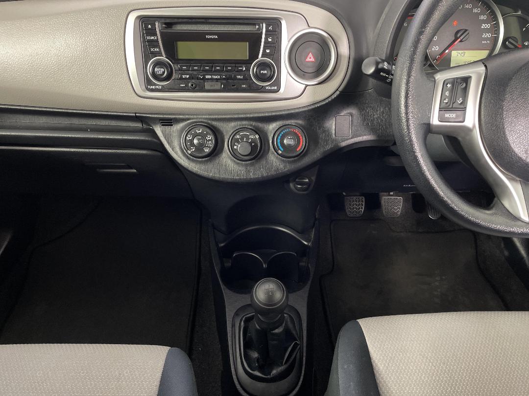 Photo '18' of Toyota Yaris