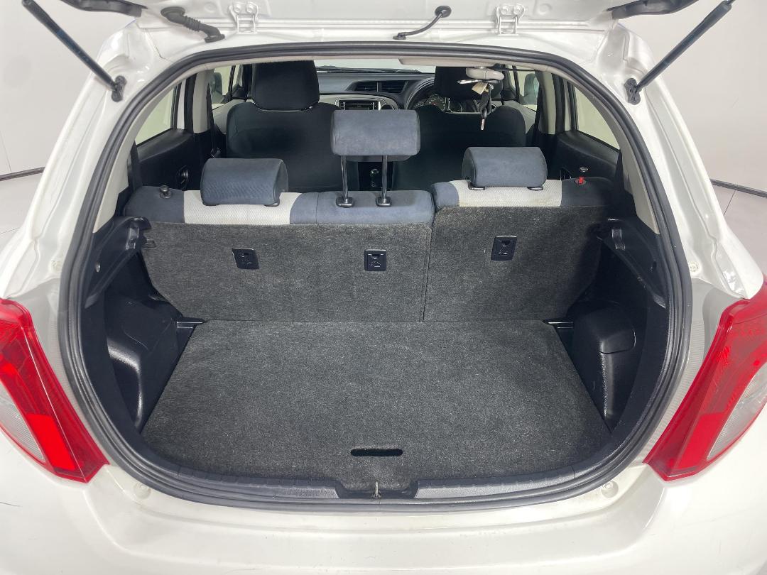 Photo '14' of Toyota Yaris