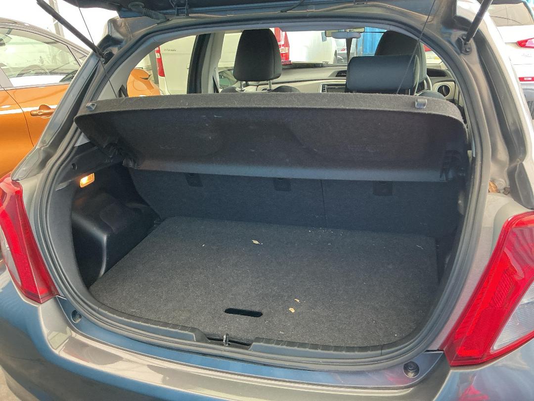 Photo '11' of Toyota Yaris