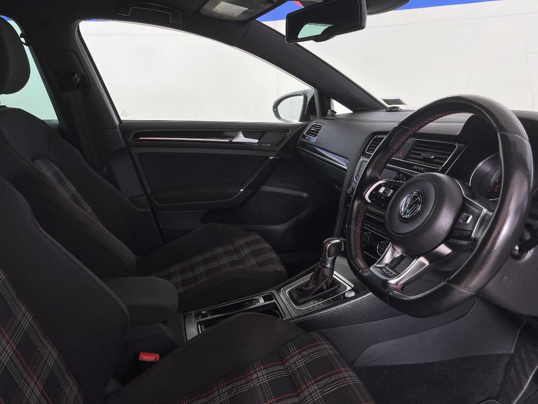 Photo '16' of Volkswagen Golf