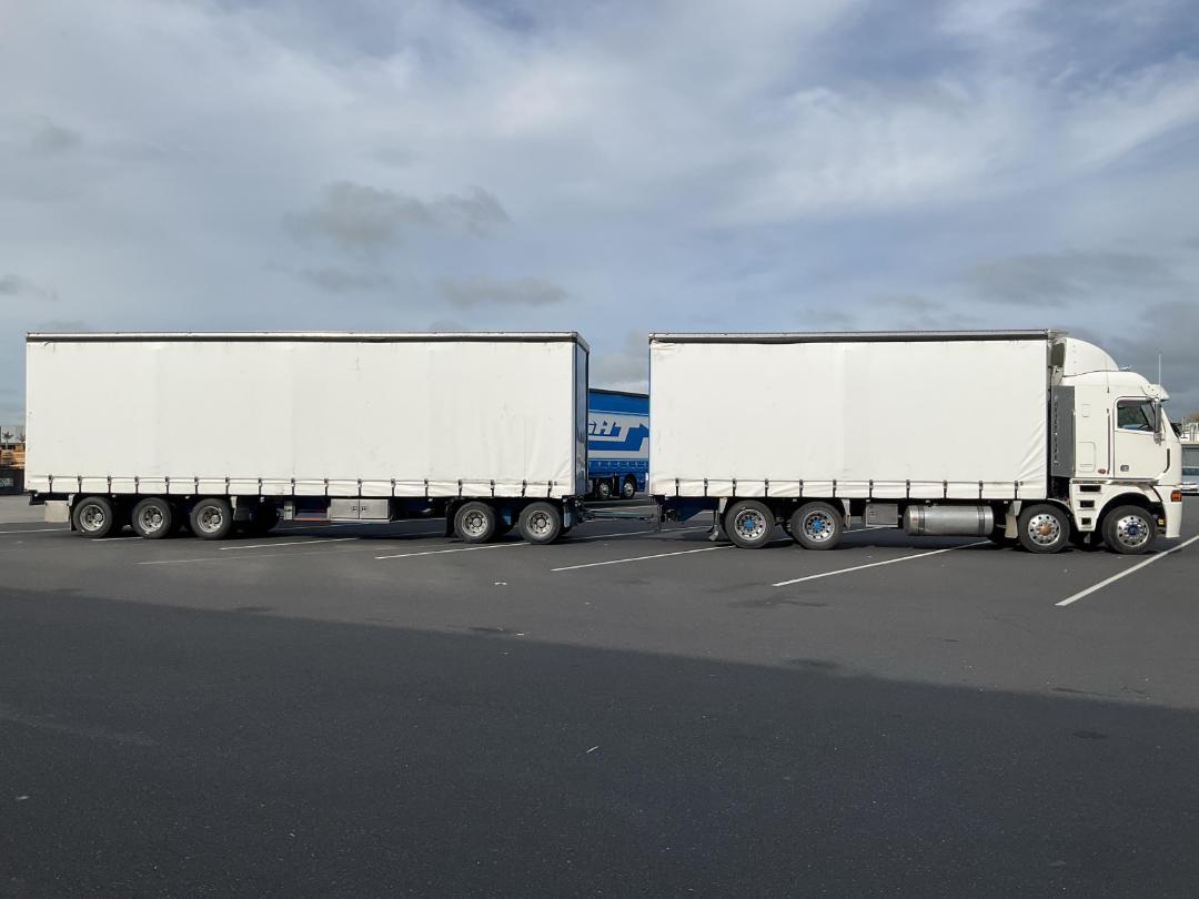 Photo '4' of DOMETT E2001 H Curtainsider Full Photo '4' of DOMETT E2001 H Curtainsider Full