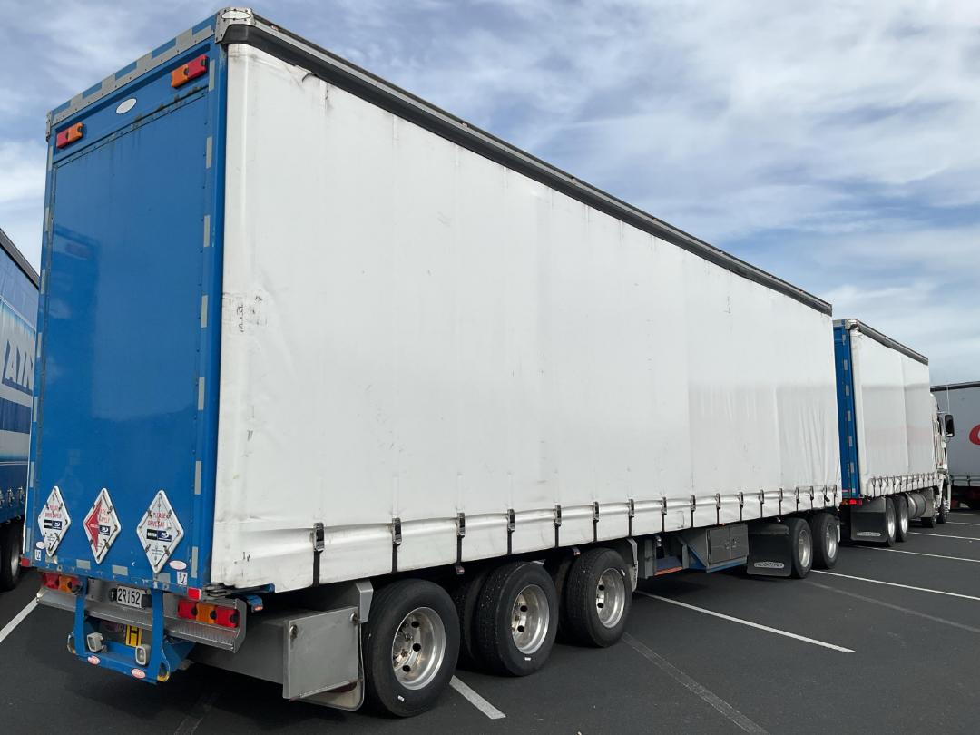 Photo '6' of DOMETT E2001 H Curtainsider Full Photo '6' of DOMETT E2001 H Curtainsider Full