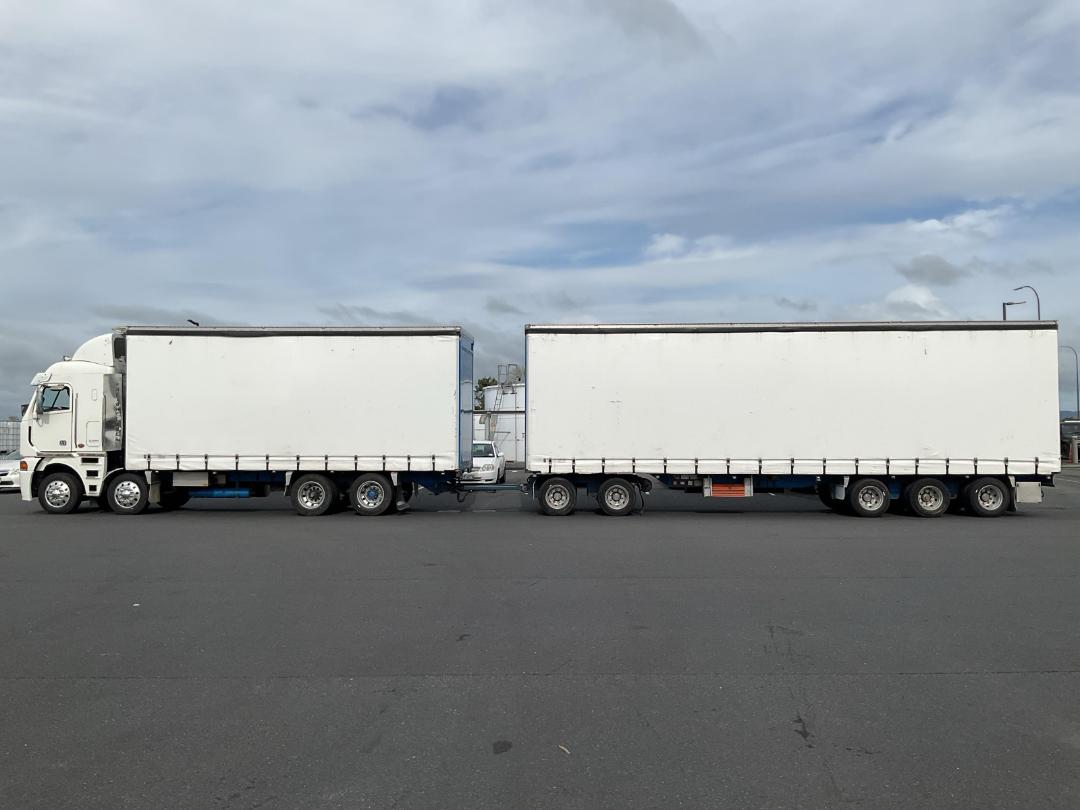 Photo '12' of DOMETT E2001 H Curtainsider Full Photo '12' of DOMETT E2001 H Curtainsider Full