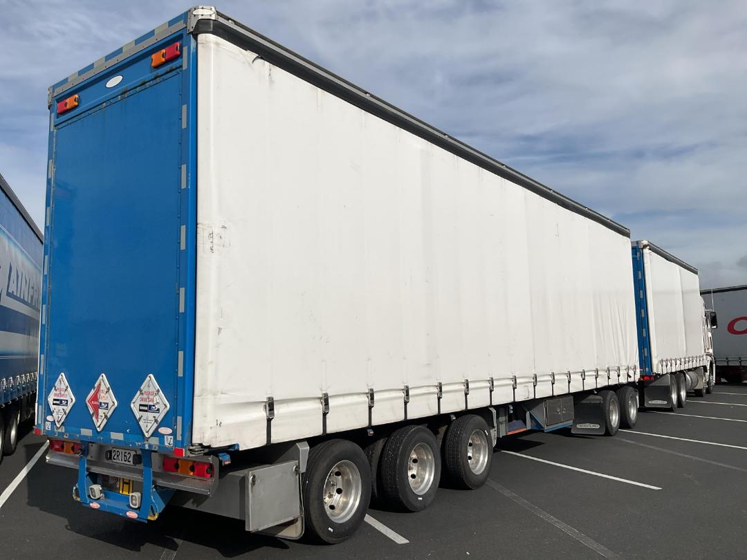 Photo '11' of FREIGHTLINER ARGOSY 8X4 Curtainsider