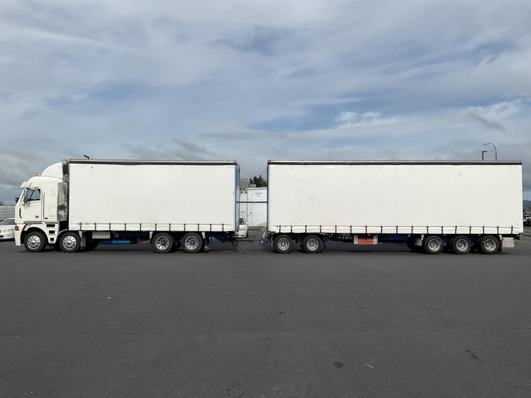 Photo '17' of FREIGHTLINER ARGOSY 8X4 Curtainsider