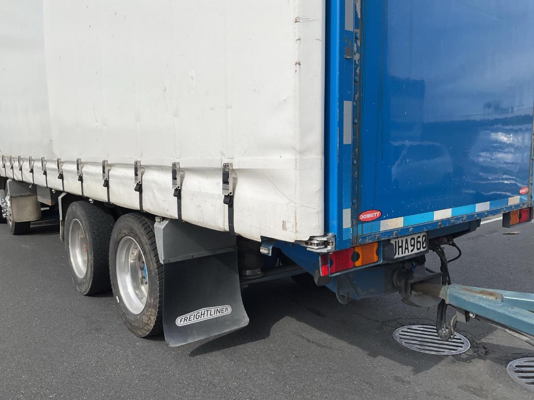 Photo '22' of FREIGHTLINER ARGOSY 8X4 Curtainsider