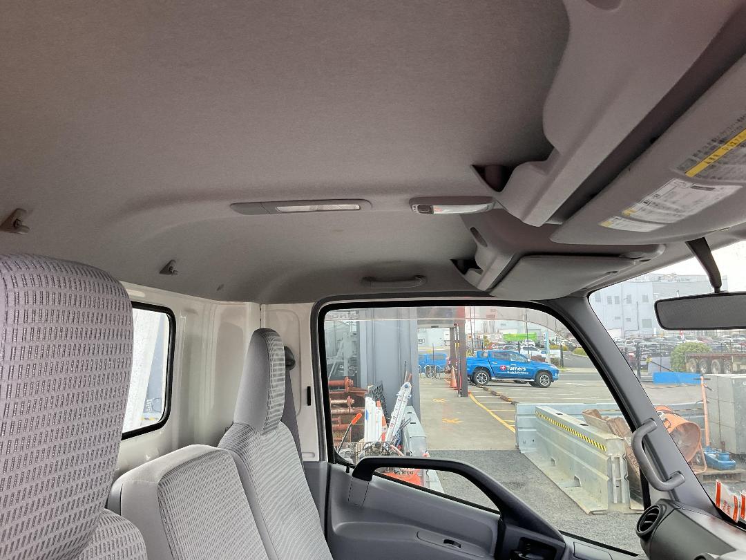 Photo '18' of Hino Dutro Transporter Photo '18' of Hino Dutro Transporter