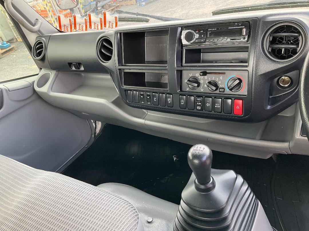 Photo '17' of Hino Dutro Transporter Photo '17' of Hino Dutro Transporter