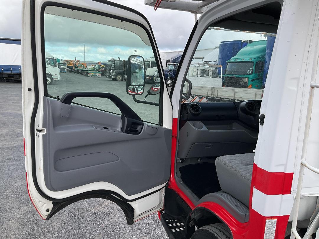 Photo '21' of Hino Dutro Transporter Photo '21' of Hino Dutro Transporter