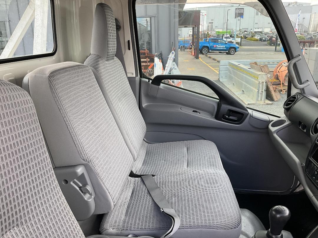 Photo '20' of Hino Dutro Transporter Photo '20' of Hino Dutro Transporter