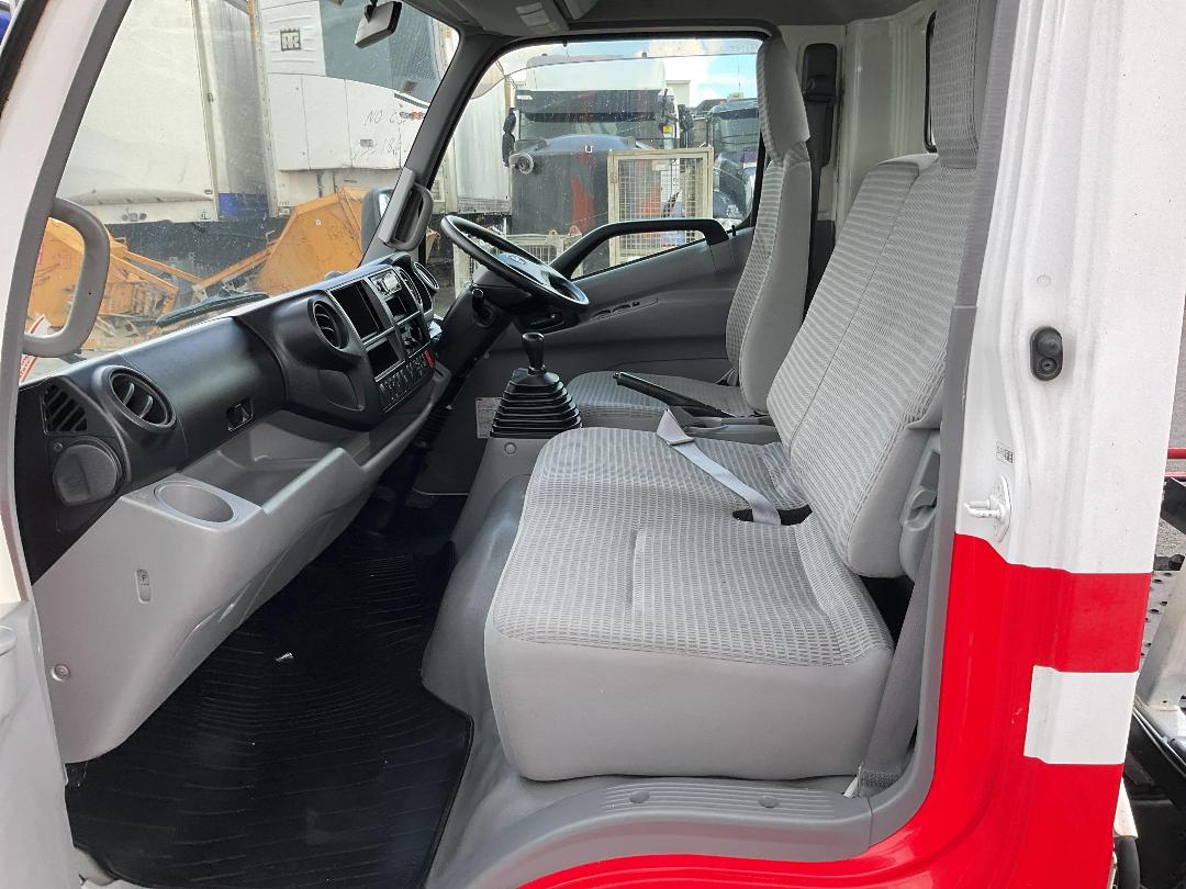 Photo '22' of Hino Dutro Transporter Photo '22' of Hino Dutro Transporter