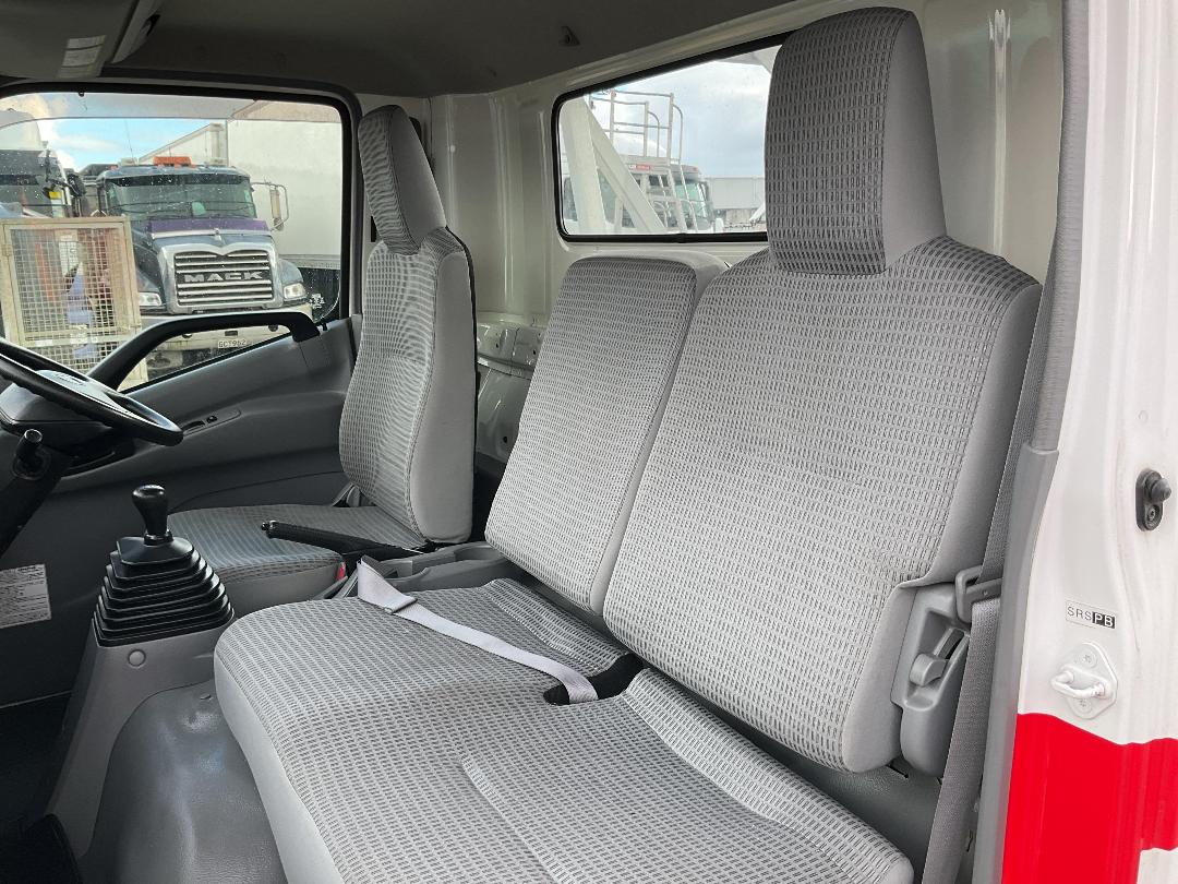 Photo '23' of Hino Dutro Transporter Photo '23' of Hino Dutro Transporter