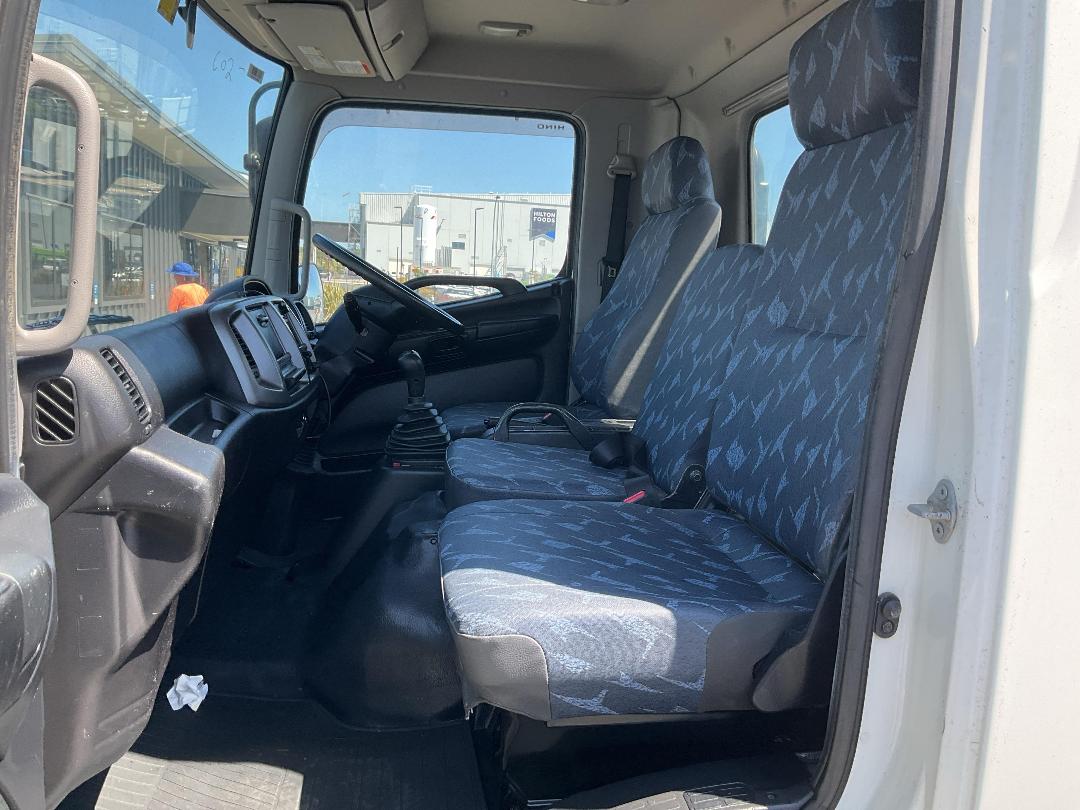 Photo '27' of Hino Ranger Flat Deck Crane