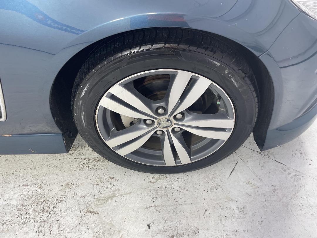 Photo '9' of Holden Commodore Photo '9' of Holden Commodore