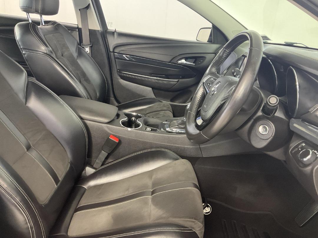 Photo '16' of Holden Commodore Photo '16' of Holden Commodore