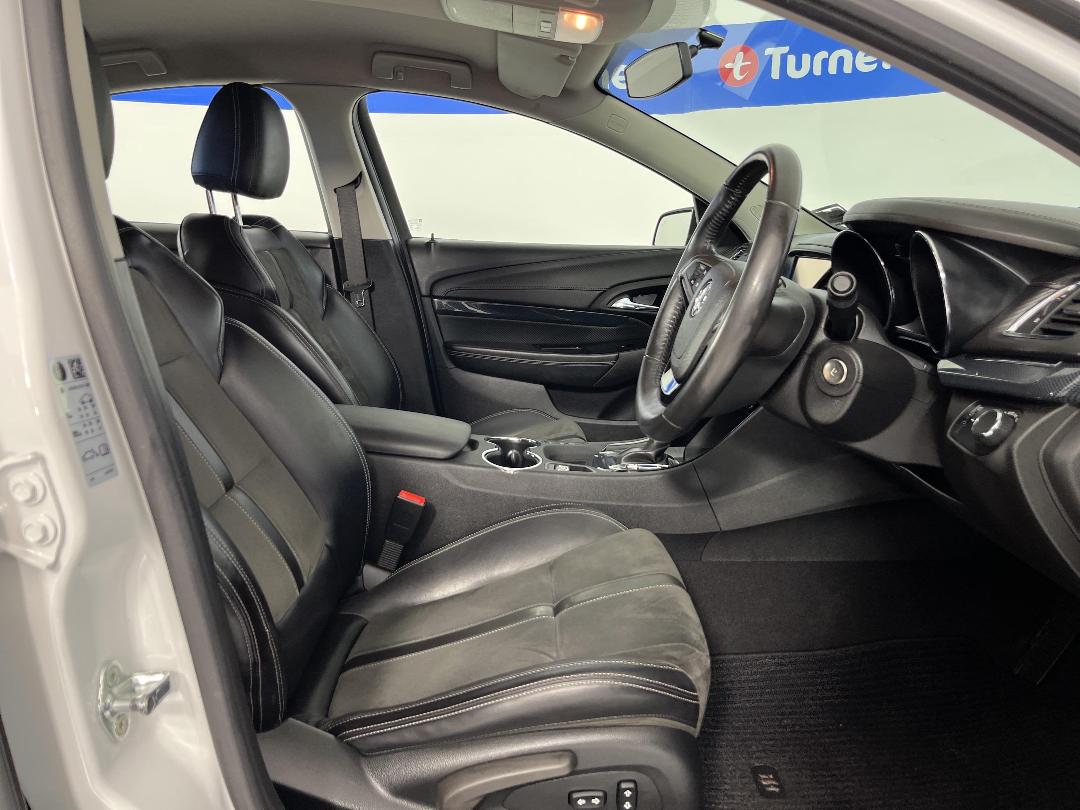 Photo '16' of Holden Commodore Photo '16' of Holden Commodore