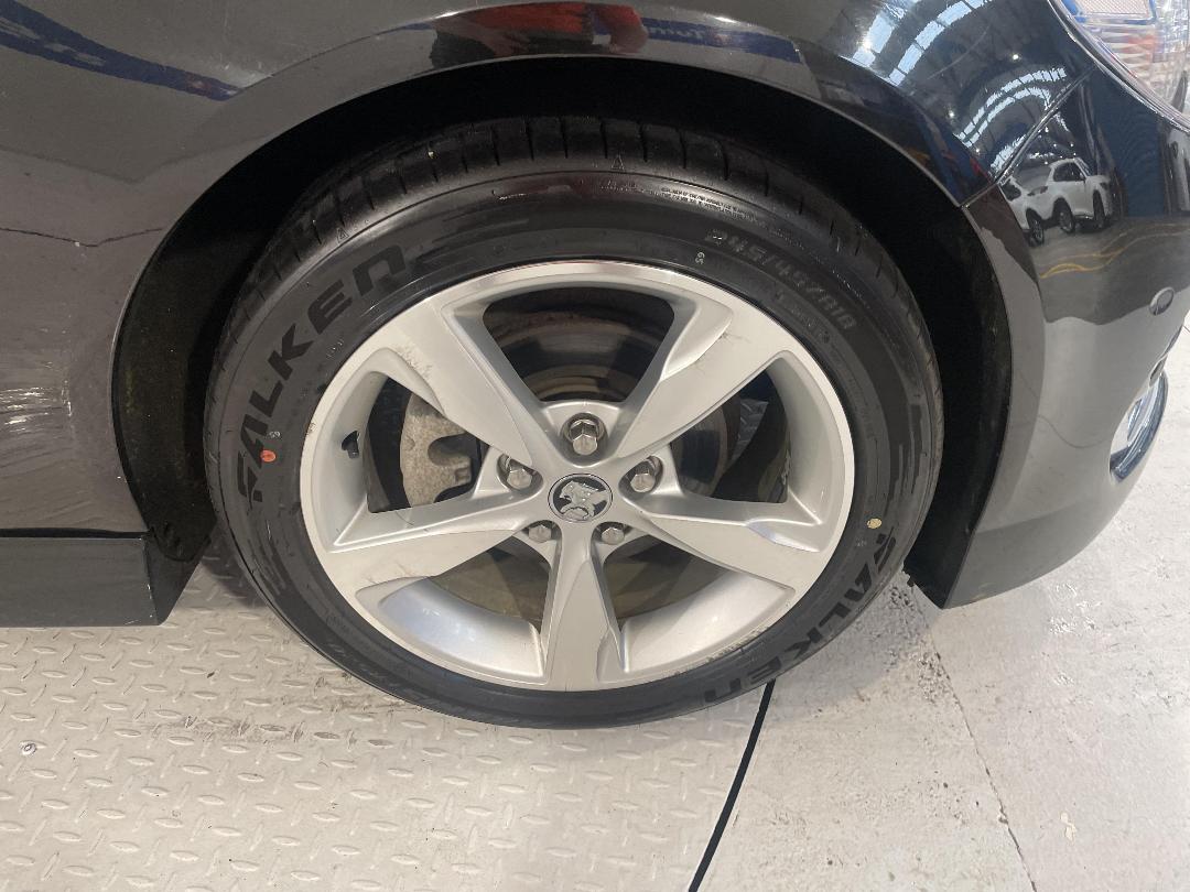 Photo '9' of Holden Commodore Photo '9' of Holden Commodore