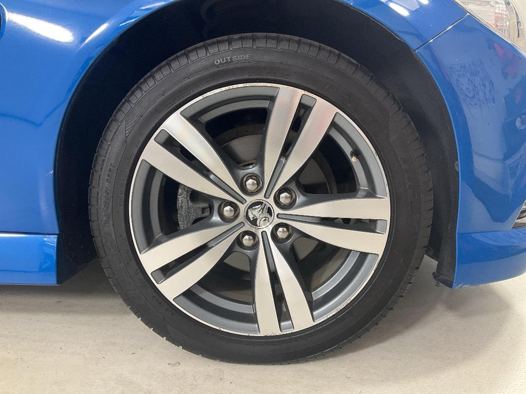 Photo '9' of Holden Commodore Photo '9' of Holden Commodore