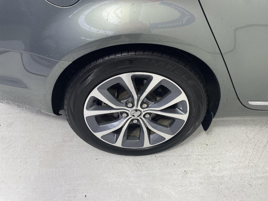 Photo '12' of Holden Commodore Photo '12' of Holden Commodore