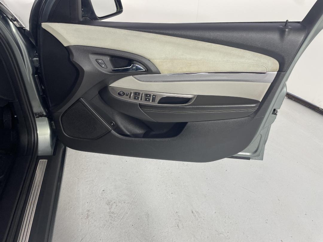 Photo '15' of Holden Commodore Photo '15' of Holden Commodore