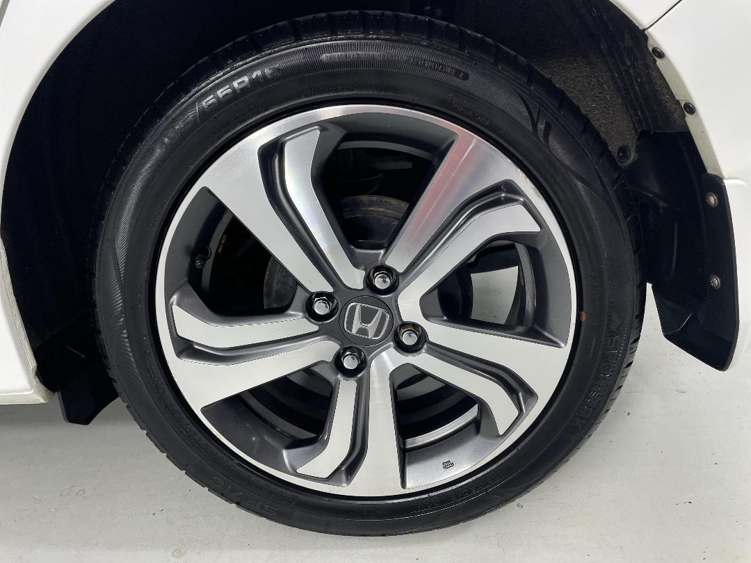 Photo '11' of Honda Grace Photo '11' of Honda Grace