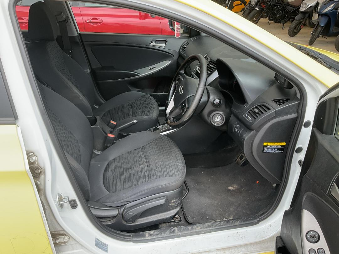 Photo '10' of Hyundai Accent Photo '10' of Hyundai Accent