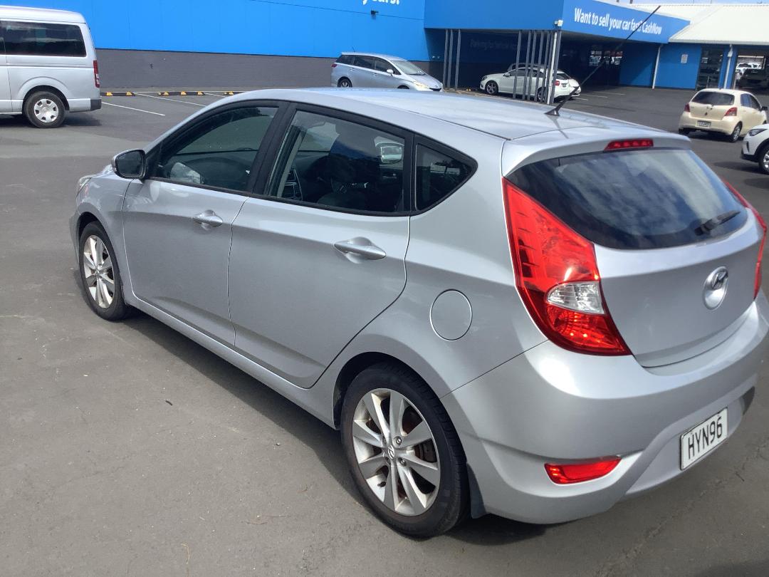 Photo '3' of Hyundai Accent Photo '3' of Hyundai Accent